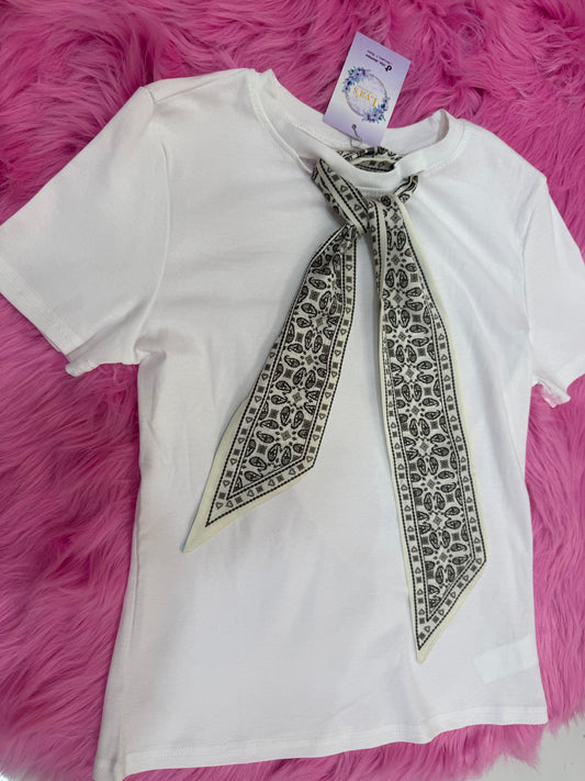 Camiseta con pañuelo